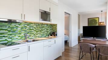 Een koelkast, een magnetron, een oven, een vaatwasser