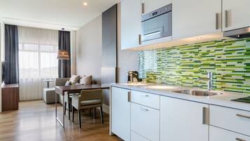 Een koelkast, een magnetron, een oven, een vaatwasser