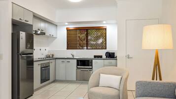 Een koelkast, een microgolfoven, een oven, een kookplaat