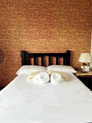 1 bedroom, WiFi, bed sheets - Premier Room in Albergo Baguio (Baguio)