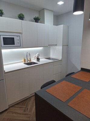 Mikrovågsugn, spishäll, diskmaskin och kaffe- och tebryggare