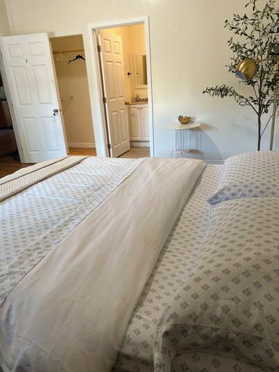 Spacious 5-Master suite house in UC Riverside with individual AC, WiFi. Enjoy!