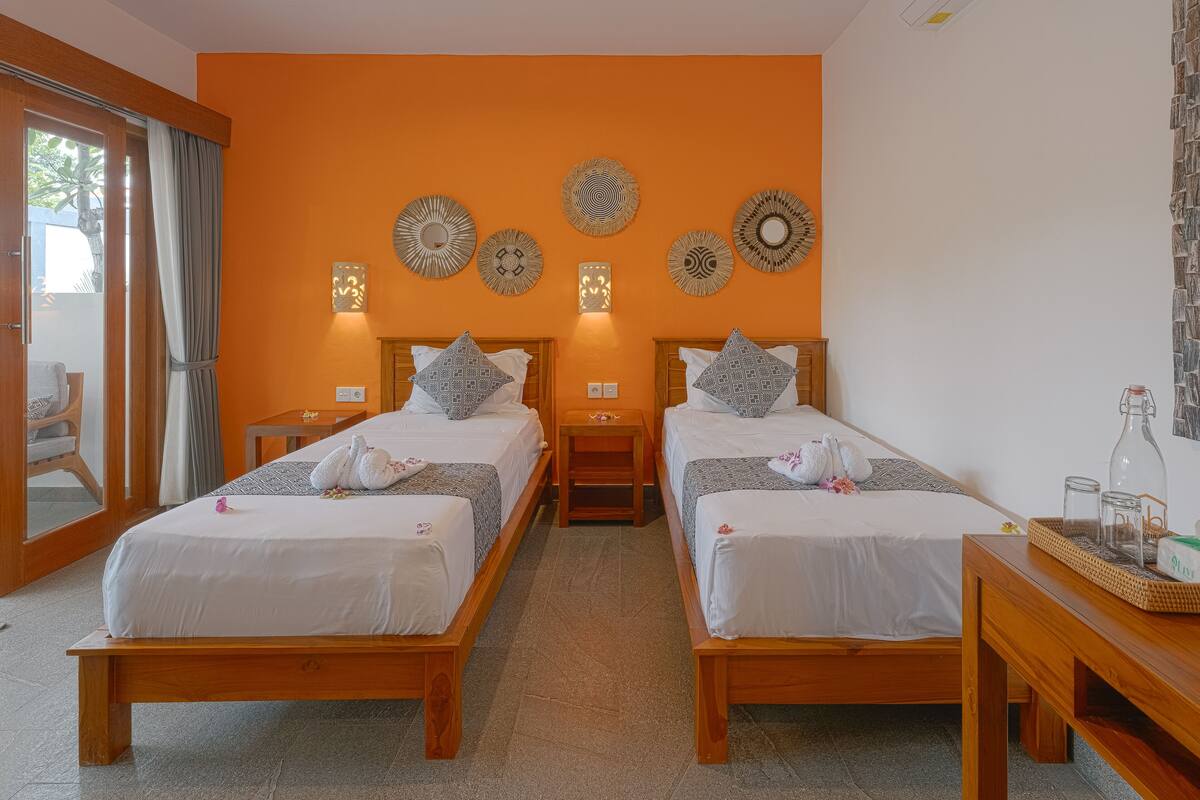 Kamar Twin Deluks, pemandangan kebun | Meja kerja, ruang kerja ramah laptop, dan Wi-Fi gratis