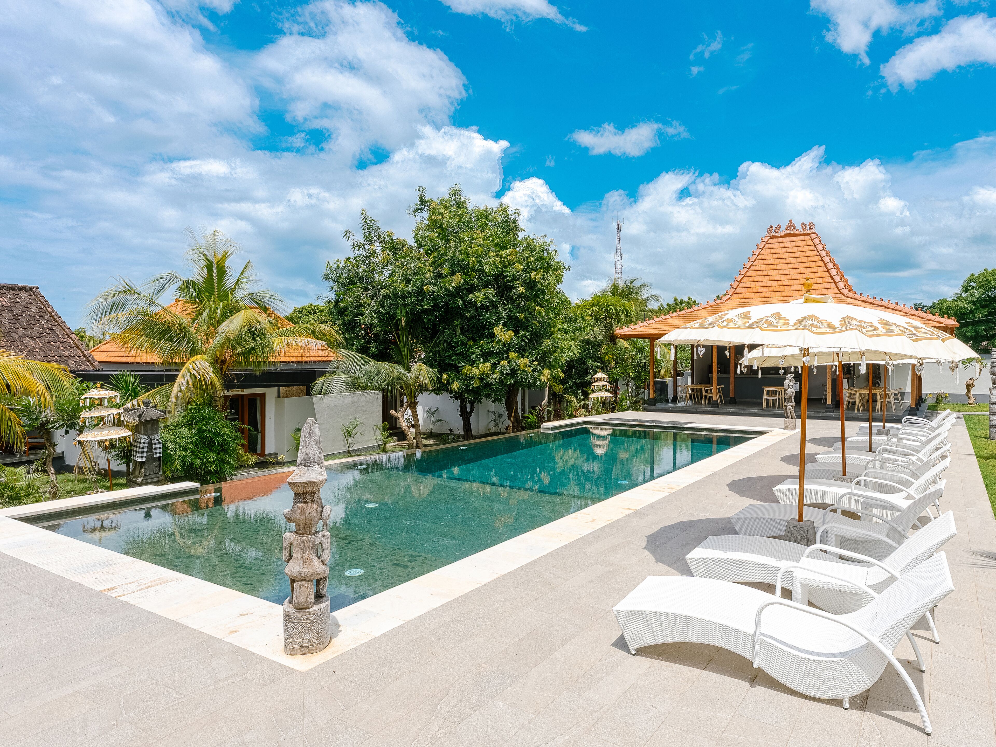 Una piscina al aire libre