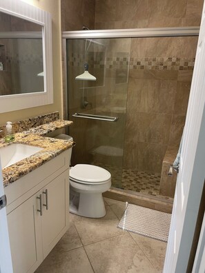 Handtücher, Seife, Toilettenpapier