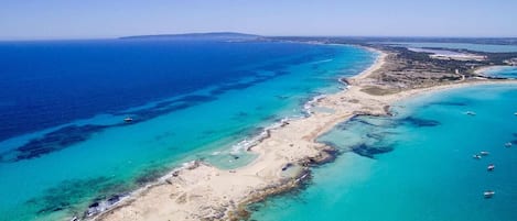 Una spiaggia nelle vicinanze