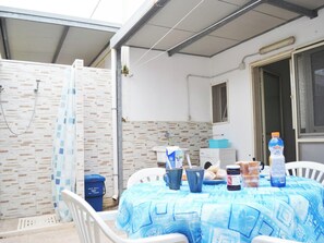 Outdoor dining - TSUKY Holiday Home in Torre dell'Orso (Torre dell'Orso)