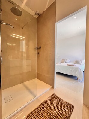Shower, hair dryer, towels, toilet paper - Villa sea view in Saint AYGULF - "La villa 239" (The villa 239) (Fréjus)
