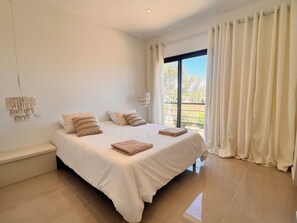 3 chambres, fer et planche à repasser, Wi-Fi, draps fournis