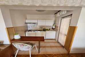 Geladeira, micro-ondas, cooktop, cafeteira/chaleira