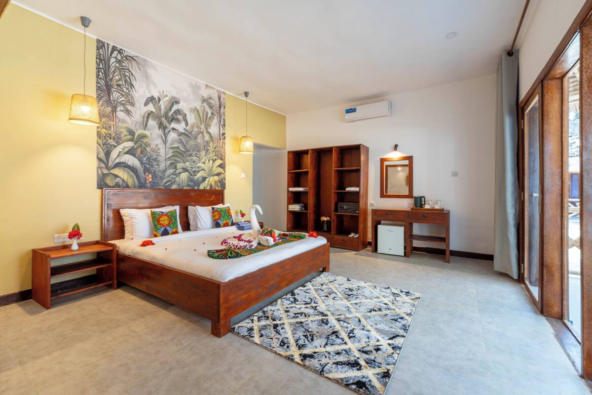 Deluxe Studio Suite, 1 Bedroom, Sea View | Minibar, in-room safe, desk, laptop workspace