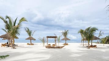 Pantai persendirian, pasir putih, kerusi lepak pantai, payung