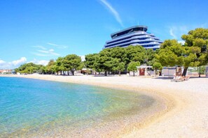Una playa cerca