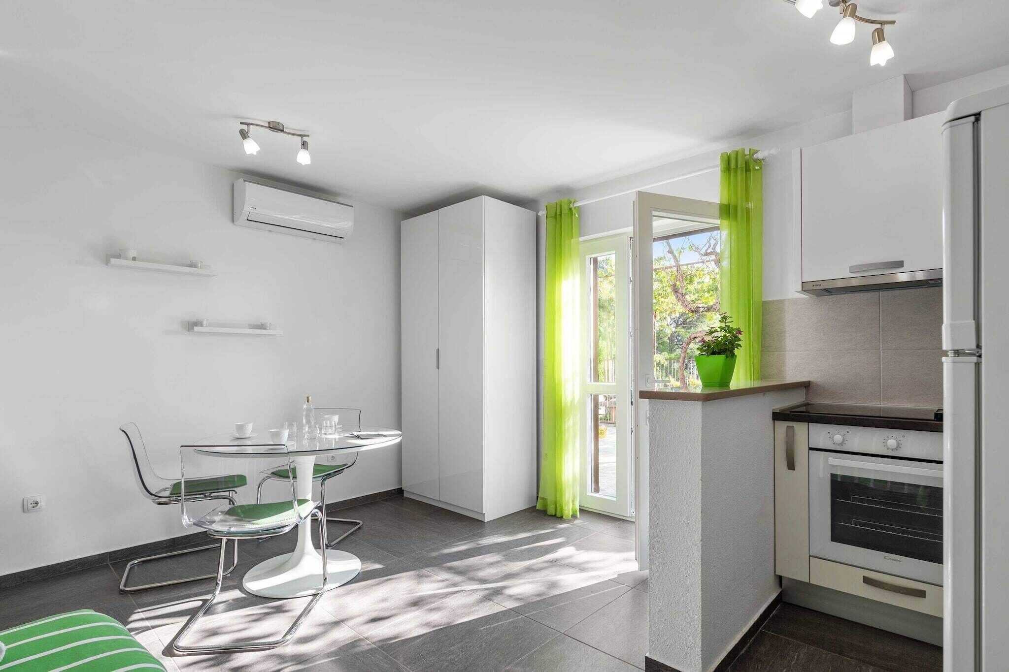 Fridge, oven, stovetop, cookware/dishes/utensils