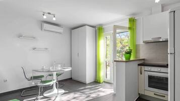 Fridge, oven, stovetop, cookware/dishes/utensils
