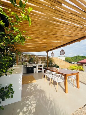 Outdoor dining - Casa Ophelia - 10 min walk to the beach (Tamarindo)