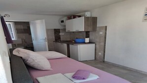Room - Apartment near beautiful Zatoglav Beach (Rogoznica)
