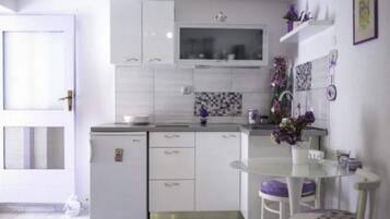 Fridge, microwave, stovetop, coffee/tea maker