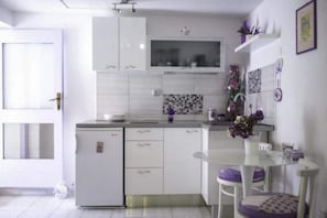 Réfrigérateur, micro-ondes, plaque de cuisson, cafetiÚre/bouilloire