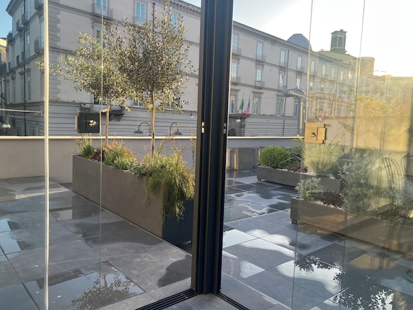 Outdoor dining - TERRAZZA CARBONARA B&B (Naples)