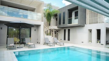 Kolam renang outdoor