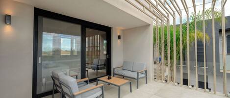 Apartemen Keluarga, beberapa kamar (Kourouta Luxury Suites with Pool nr4) | Balkon