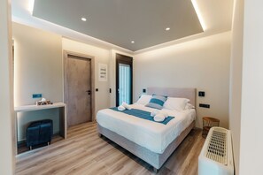 Familienapartment, Mehrere Schlafzimmer (Kourouta Luxury Suites with Pool nr3) | 1 Schlafzimmer, Bügeleisen/Bügelbrett, kostenloses WLAN, Bettwäsche