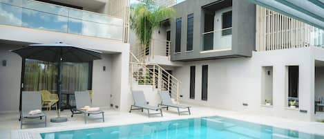 Una piscina al aire libre