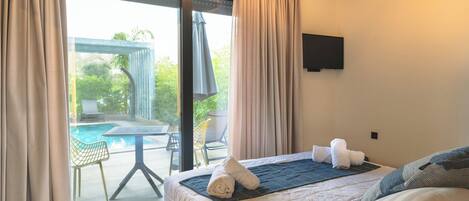 Perhehuoneisto, useita makuuhuoneita (Kourouta Luxury Suites with Pool nr2) | 1 makuuhuone, silitysrauta/-lauta, ilmainen Wi-Fi, vuodevaatteet