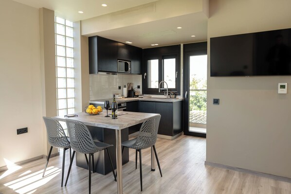 Family Apartment, Multiple Bedrooms (Kourouta Luxury Suites with Pool nr4) | Dining room