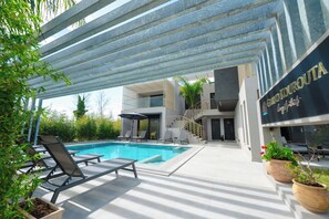 Una piscina al aire libre