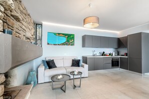 Casa familiare, camere multiple, 2 bagni, lato lago (Boutique apartment Giove with Pool) | Cucina privata | Frigorifero, microonde, piano cottura, lavastoviglie