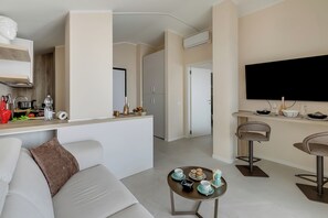 Casa familiare, camere multiple, lato lago (Boutique apartment Venere with Pool) | Area soggiorno | Smart TV 32 pollici con canali satellitari