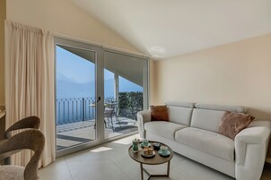 家庭独立别墅, 多间卧室, 湖畔 (Boutique apartment Venere with Pool) | 起居区 | 32-英寸智能电视（配备卫星频道）