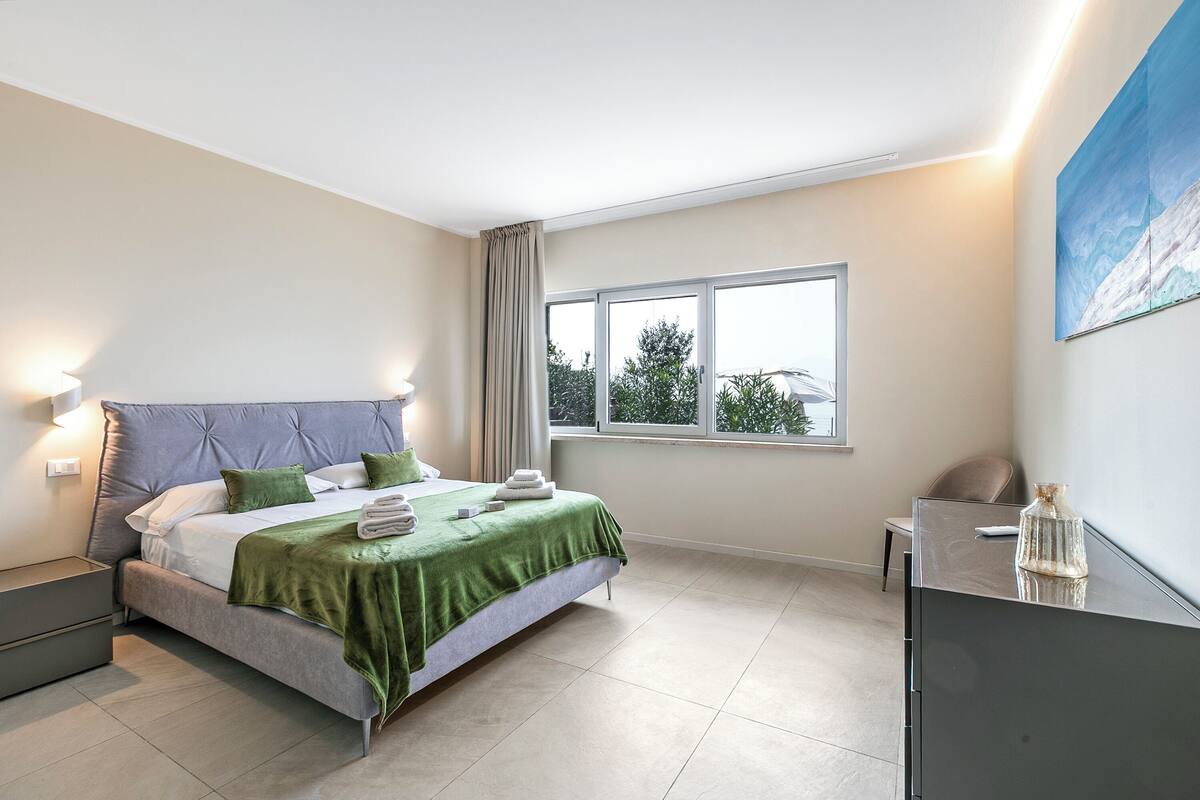 Familie huis, 2 slaapkamers, 2 badkamers, aan het meer (Boutique apartment Giove with Pool) | 1 slaapkamer, gratis wifi, beddengoed