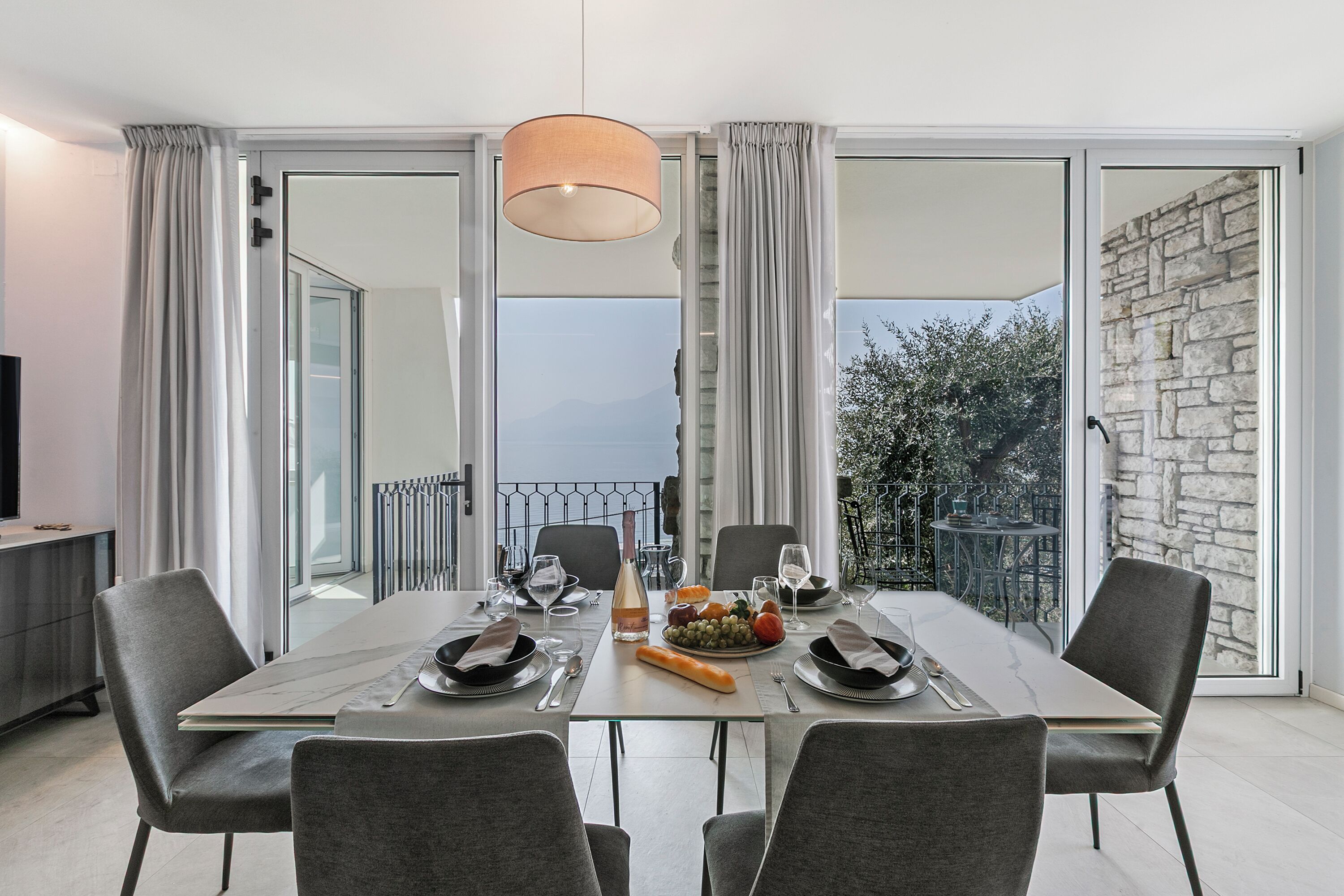 บ้านพักสำหรับครอบครัว, หลายห้องนอน, 2 ห้องน้ำ, ริมทะเลสาบ (Boutique apartment Giove with Pool) | ห้องรับประทานอาหาร