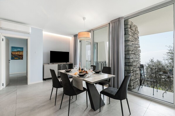 Familiehus, flere soverom, 2 bad, ved innsjø (Boutique apartment Giove with Pool) | Spisestue