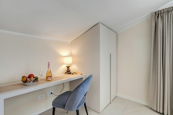 Casa familiare, camere multiple, lato lago (Boutique apartment Venere with Pool) | Servizio della camera