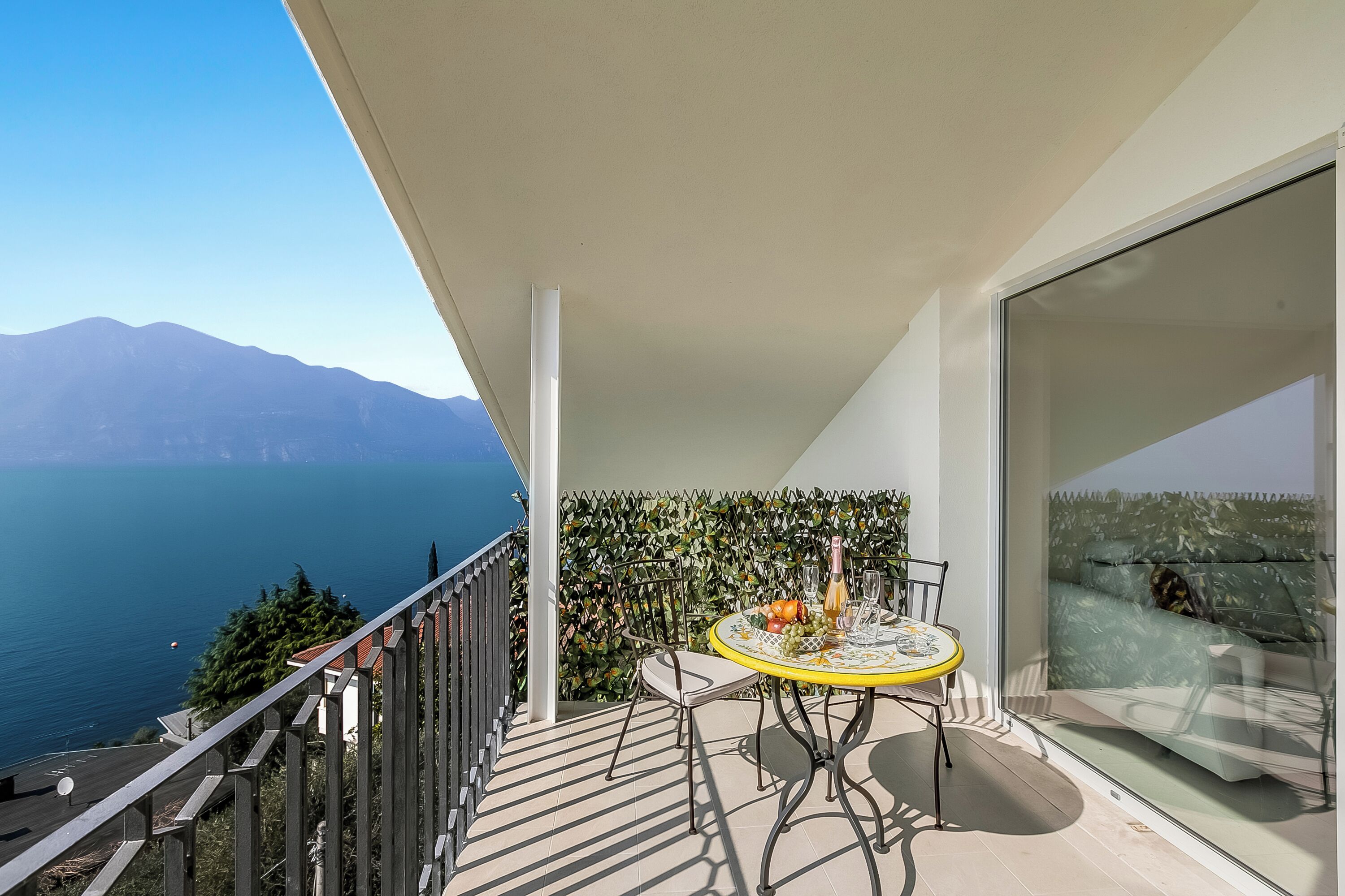 Familiehus, flere soverom, ved innsjø (Boutique apartment Venere with Pool) | Utendørsservering