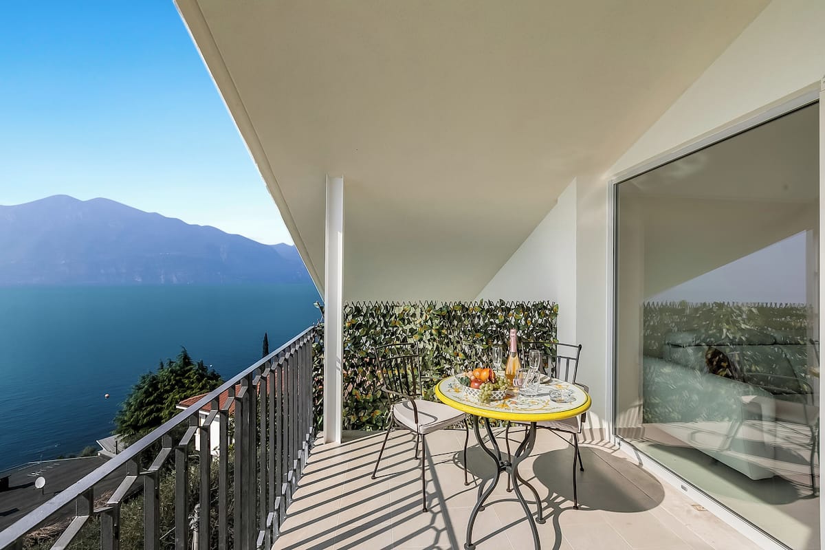 Familiehus, flere soverom, ved innsjø (Boutique apartment Venere with Pool) | Utendørsservering