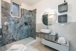 Ducha, secador de pelo, bidet, toallas