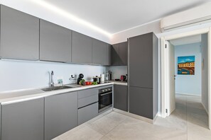 บ้านพักสำหรับครอบครัว, หลายห้องนอน, 2 ห้องน้ำ, ริมทะเลสาบ (Boutique apartment Giove with Pool) | ครัวส่วนตัว | ตู้เย็น, ไมโครเวฟ, เตาประกอบอาหาร, เครื่องล้างจาน