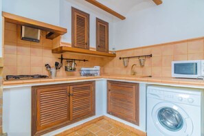 Kühlschrank, Mikrowelle, Wasserkocher mit Kaffee-/Teezubehör, Hochstuhl