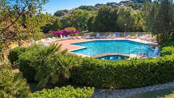 Apartamento família, 2 quartos, micro-ondas (Rotondo Dream Suite 3) | Piscina externa | Piscina externa sazonal