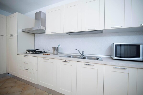 Family Apartment, Multiple Bedrooms (Rotondo Dream Suite 2) | Private kitchen | Fridge, microwave, stovetop, dishwasher - Rotondo Dream Suite (Olbia)
