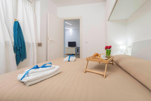 Familienapartment, Mehrere Schlafzimmer (Rotondo Dream Suite 2) | 2 Schlafzimmer, Bügeleisen/Bügelbrett, kostenloses WLAN, Bettwäsche
