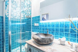 Familienapartment, Mehrere Schlafzimmer (Number One With Shared Pool) | Badezimmer | Dusche, Bidet, Handtücher, Seife