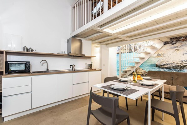 Familie appartement, meerdere slaapkamers (Rotondo Dream Suite 3) | Privékeuken | Een koelkast, een microgolfoven, een kookplaat, een vaatwasser