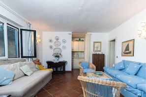 家庭公寓, 多间卧室 (Number One With Shared Pool) | 起居区 | 32-英寸智能电视(配备卫星频道)