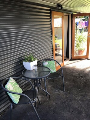 Outdoor dining - Studio 163 - cosy self-contained studio in Armidale (Armidale)